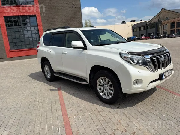 Toyota Īpašnieks pārdod 2016. gada Toyota Land Cruiser. A