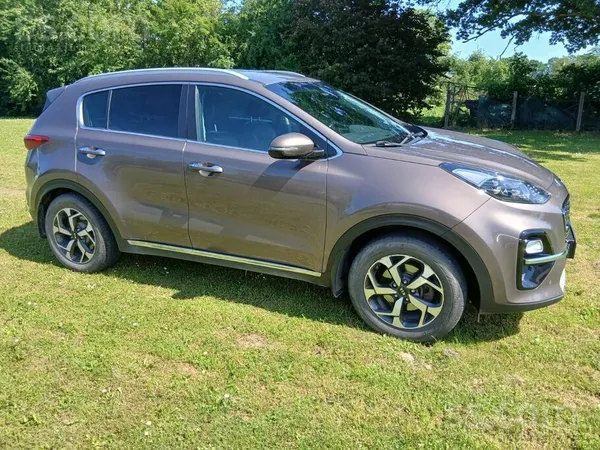 KIA Pārdod automašīnu, kura ir mazliet cietusi(vējstik