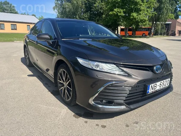 Toyota Juridiska persona pārdod uzticamu, bagātīgi aprīko