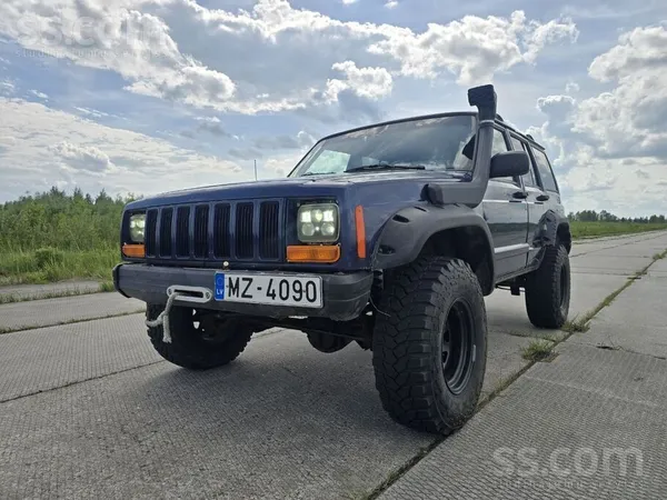 Jeep Pārdodu džipu + 3 donorus. Ļoti daudz detaļu : dzi