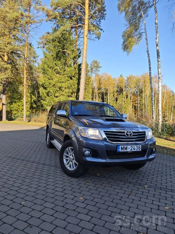 Pārdod uzticamu un labi koptu 2014. gada Toyota Hilux, kas iegādāta Latvijā