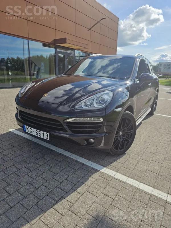 Porsche Automobilis kopts un savlaicīgi uzturēts. Tikko iz