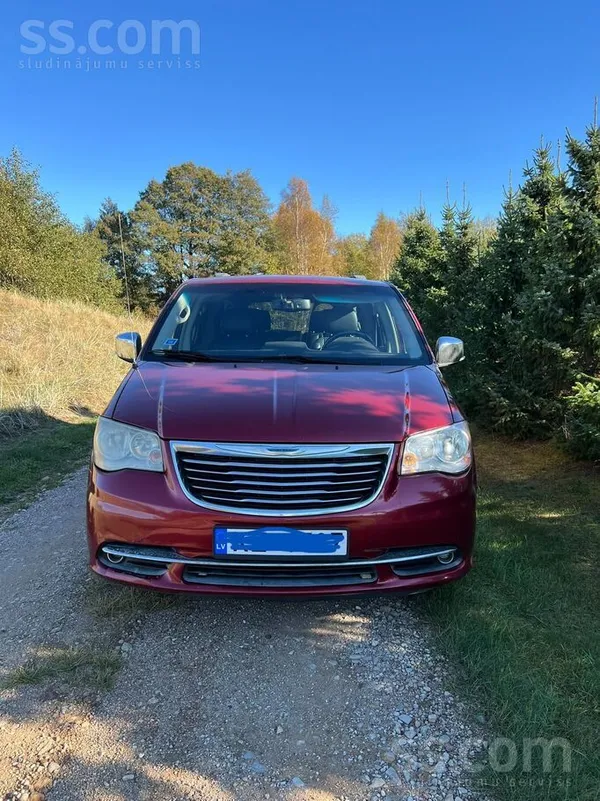 Pārdod Chrysler Town & Country. Mašīna ir vietām ar redzamiem rūsas un virsb