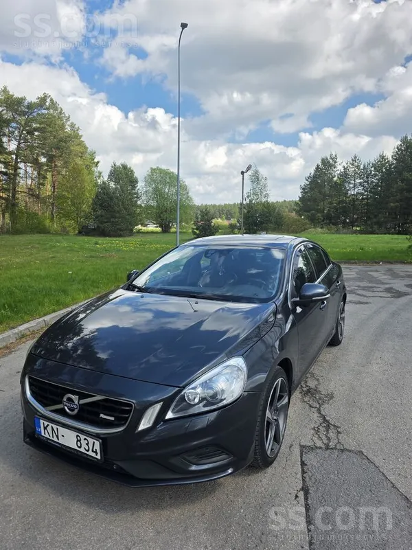 Volvo Pārdodu koptu un uzticamu 2011. gada Volvo R-Desig