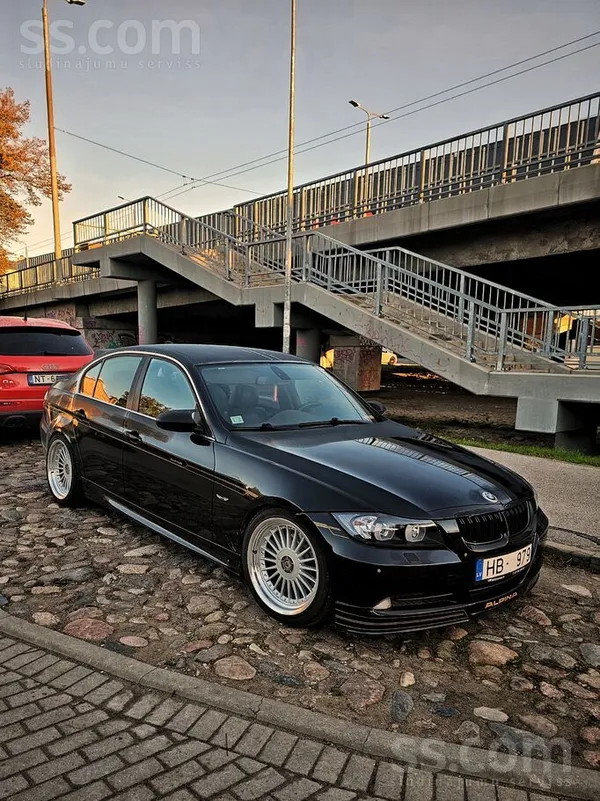 BMW Bmw 325i meklē jaunas mājas.