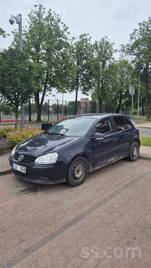 Volkswagen Pārdod golfiņu ar slimības lapu. Virsū stāv labas