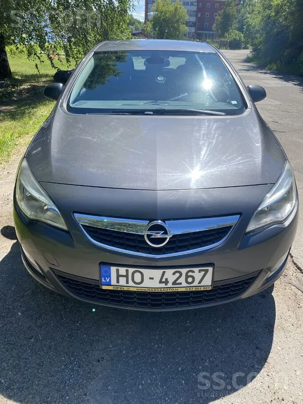 Opel Ir vizuāli defekti(skrāpējumi, bukte un pie durvīm