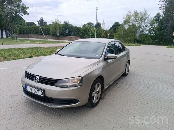 Volkswagen Elegants sedans šampanieša krāsā gaida savu jauno 