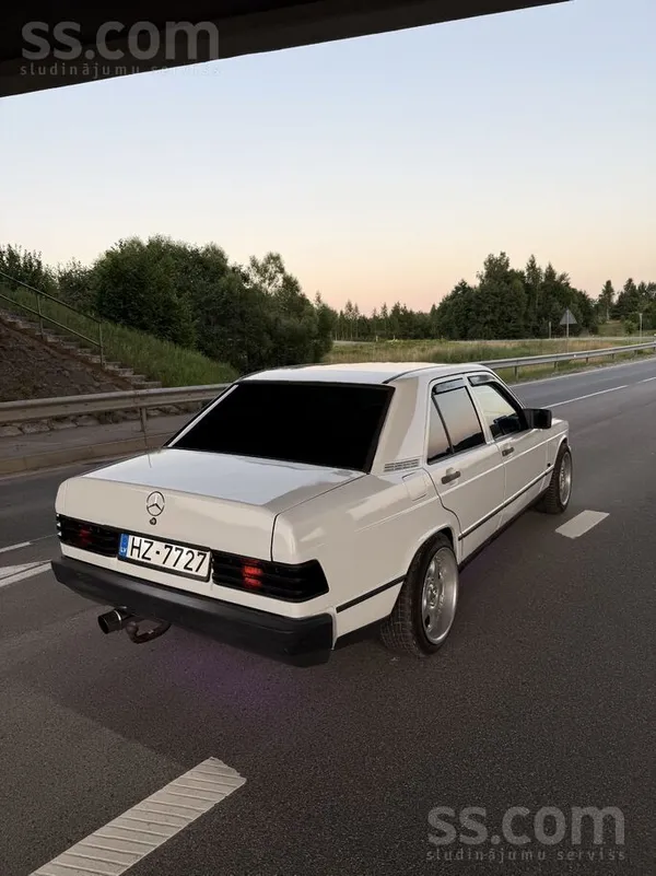 Mercedes Pārdodu/mainu Mercedes 190.