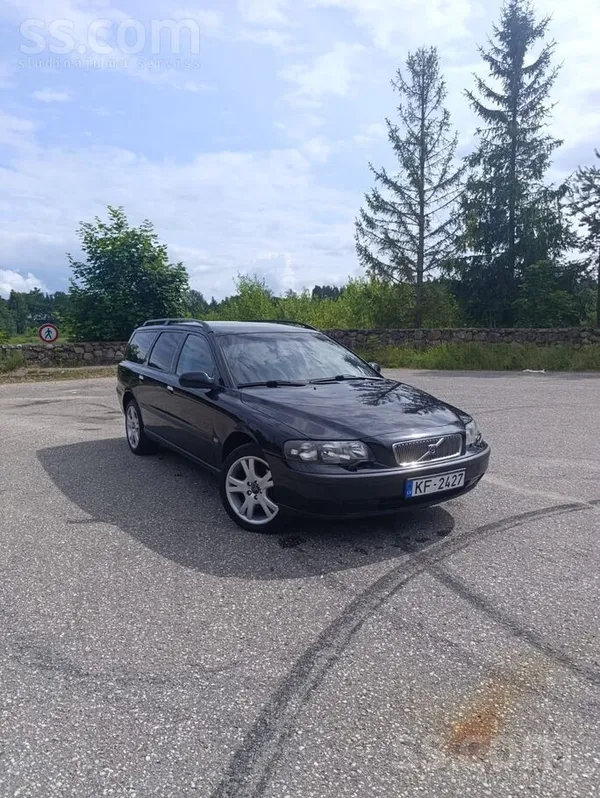 Volvo Pārdod Volvo V70 2001. gada auto ar 120 kW motoru.