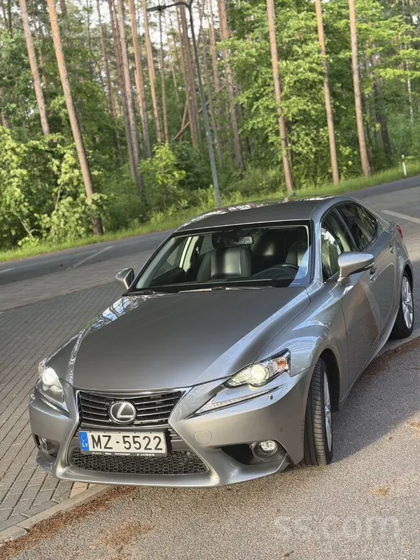 Lexus Pārdod uzņēmums sakarā ar jauna automobiļa iegādi.