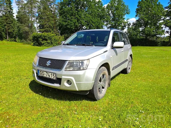 Suzuki Pārdodas Suzuki ar melno skati laika zobs pastrādā