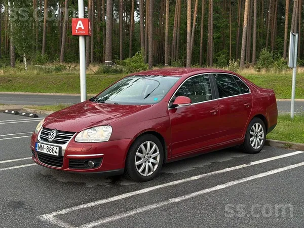 Volkswagen Tiek pārdots auto- Volkswagen Jetta skaistā ķiršu 