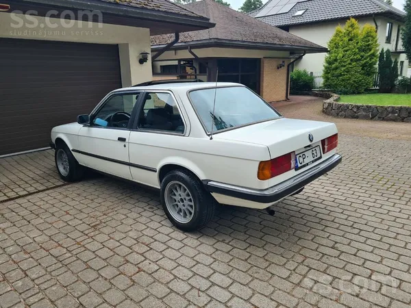 BMW BMW 320i e30 coupe Alpinweis krāsā. 