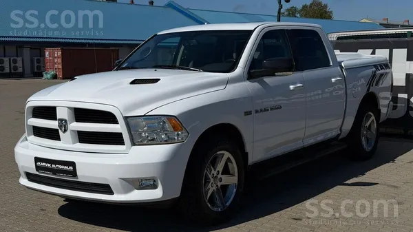 Dodge Dodge Ram 1500 labā tehniskā un vizuālā stāvoklī. 