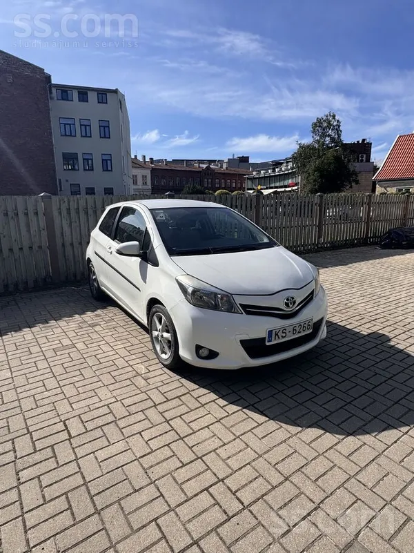 Toyota Yaris 1.0 2011. gads (2012. modeļa gads) 3 durvju hečbeks

Pārdodu