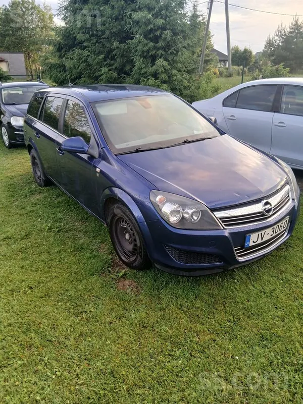 Opel Ar auto var braukt. Neitrālajā ātrumā auto pēc 10 