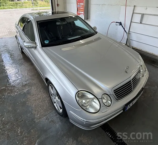 Mercedes Auto ir laba Tehniska kārtība ir Vizuāli defekti ,