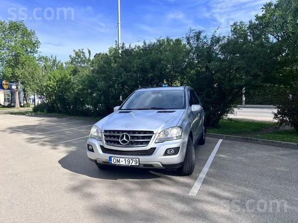 Pārdodu Mercedes-Benz ML 280Cdi 2009. gada izlaiduma (140 kW/190 Zs). Labā t