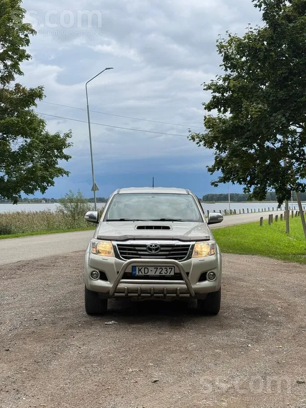 Toyota Pārdod Hilux, motors 2, 5 D, mehāniskā kārba, zemi