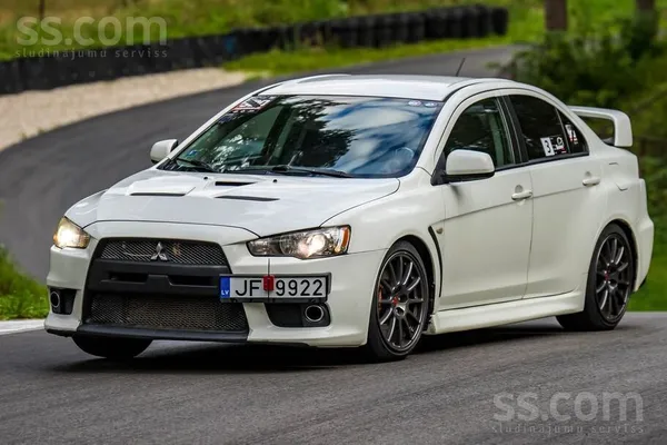 Pārdodu Mitsubishi Lancer Evolution X (5 ātrumu manuālā ātrumkārba) – jaudīg