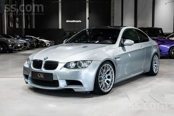 BMW M3 (E92) Coupe Silverstone 2 Metallic krāsā ar 4, 0L V8 atmosfērisko dzi