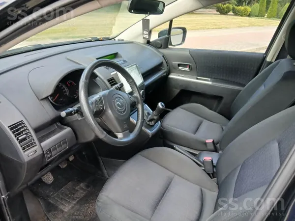 Mazda Automašīna ar pārbaudāmu un salīdzinoši mazu nobra