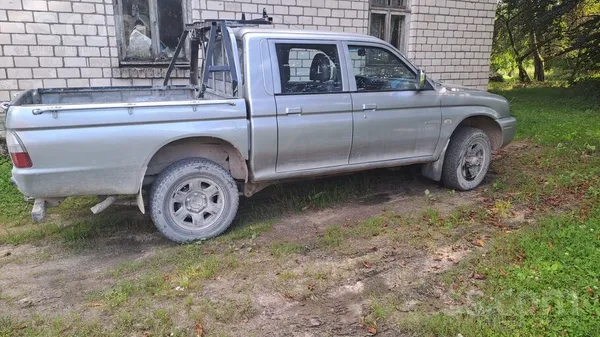 Mitsubishi Uz apskati visa apakša pārmetināta. Restaurēta tur