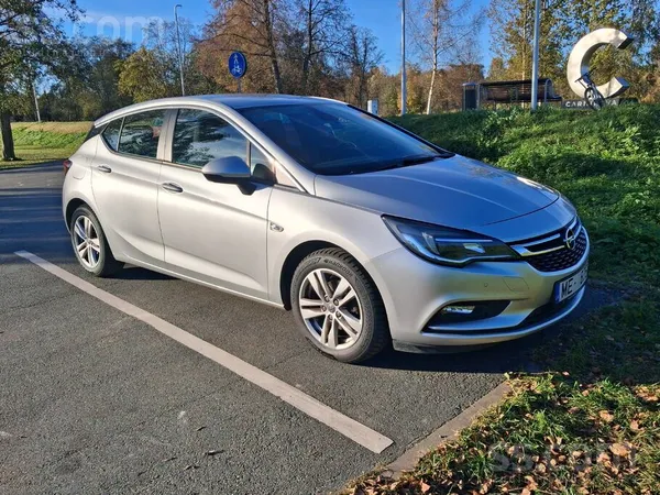 Opel Pardodu auto ar vizualiem defektiem, jamaina šofer