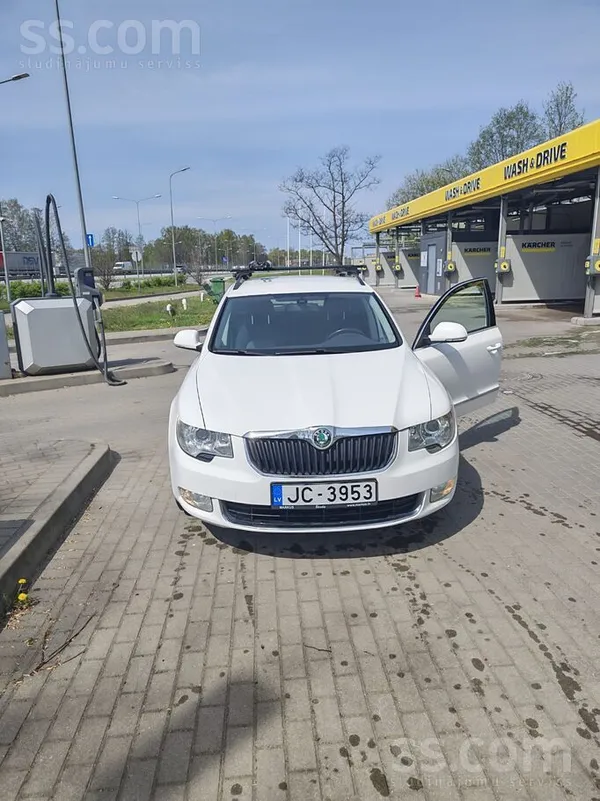Skoda Pārdod Škoda Superb, 2012. gada izlaiduma.