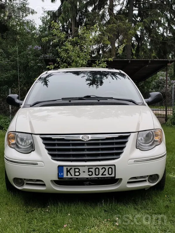 Chrysler Авто продаётся за ненадобностью уже такой большой.