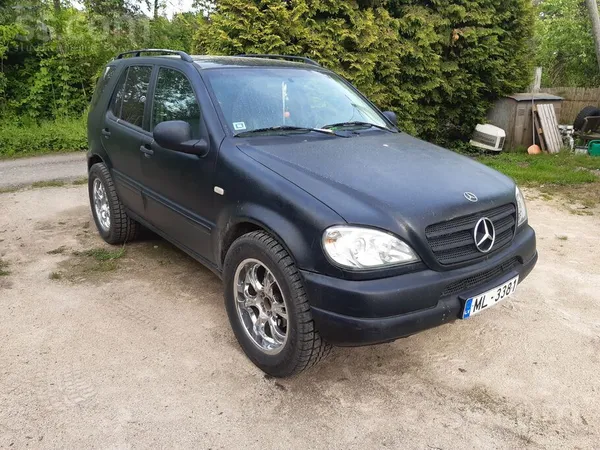 Bez steigas tirgoju mersi. 
Nav sapuvis, sliekšņos krown sapusts, virsbūve ar raptor. Ramis labs. 
Motors 2.3 m111 ar labu ...