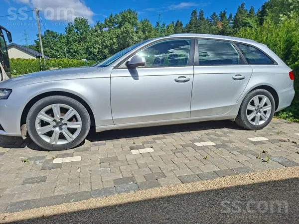 Audi Pārdod uzticamu, lietotu automašīnu. Auto tiek lie