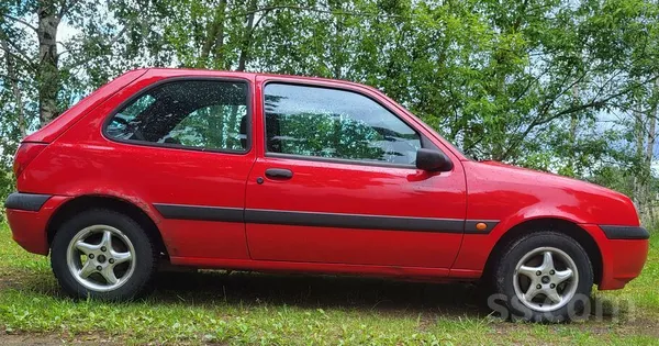 Ford Mašīnai ir jaunas riepas. Ir rūsa uz arkām. Intere