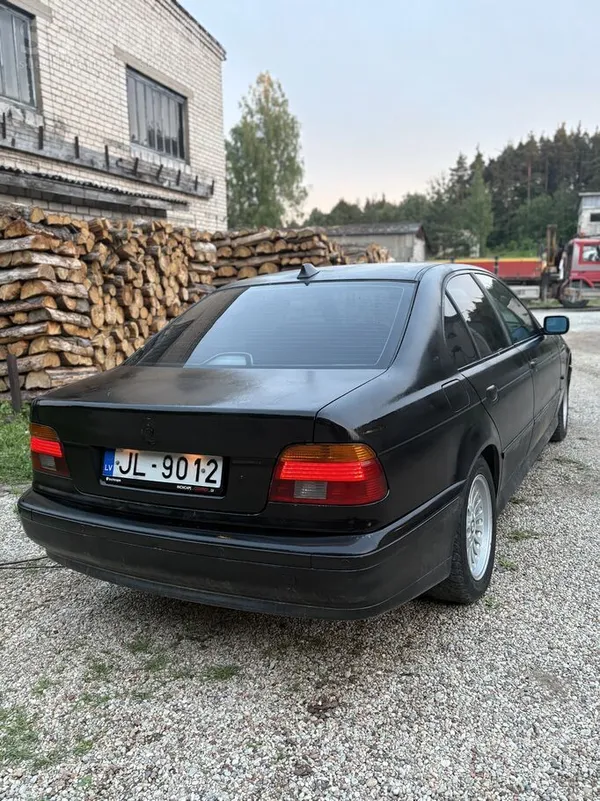 BMW Melns E39 sedans. BMW ar ielikti jaudīgāku. 