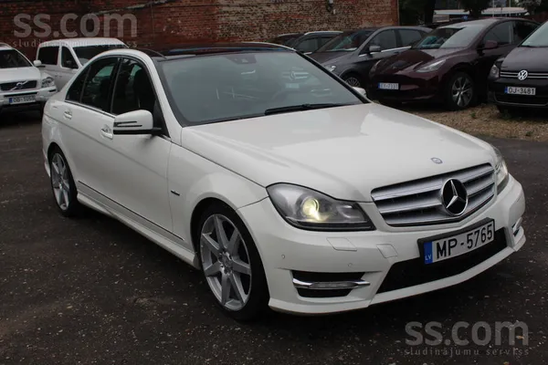 Mercedes Ļoti rūpīgi uzturēts auto. Turēts garažā. Rūsas na