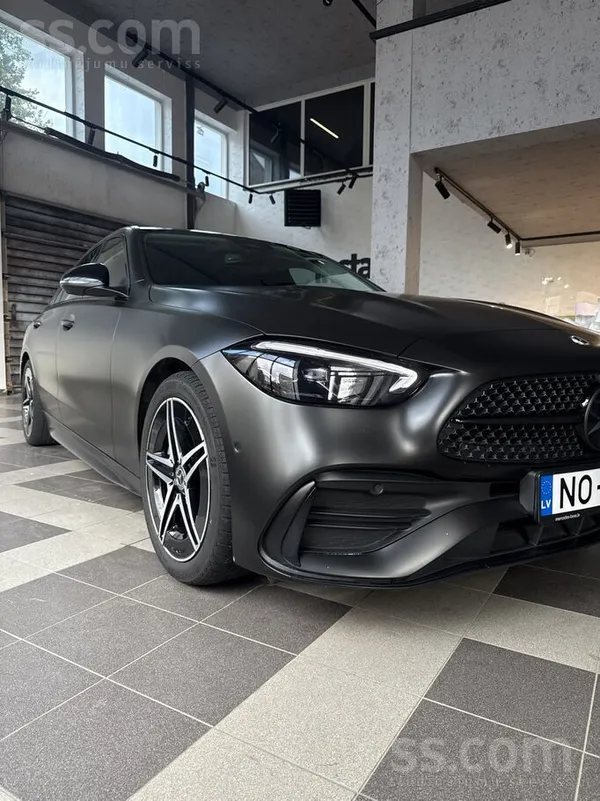 Auto oriģināli ir baltā krāsā. Amg pakotne un night package. Pēc iegādes Veh
