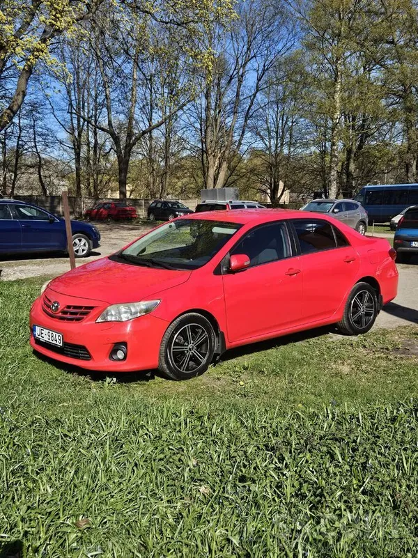 Toyota Toyota Corolla Sarkanā pilsētas dāma meklē jaunu s
