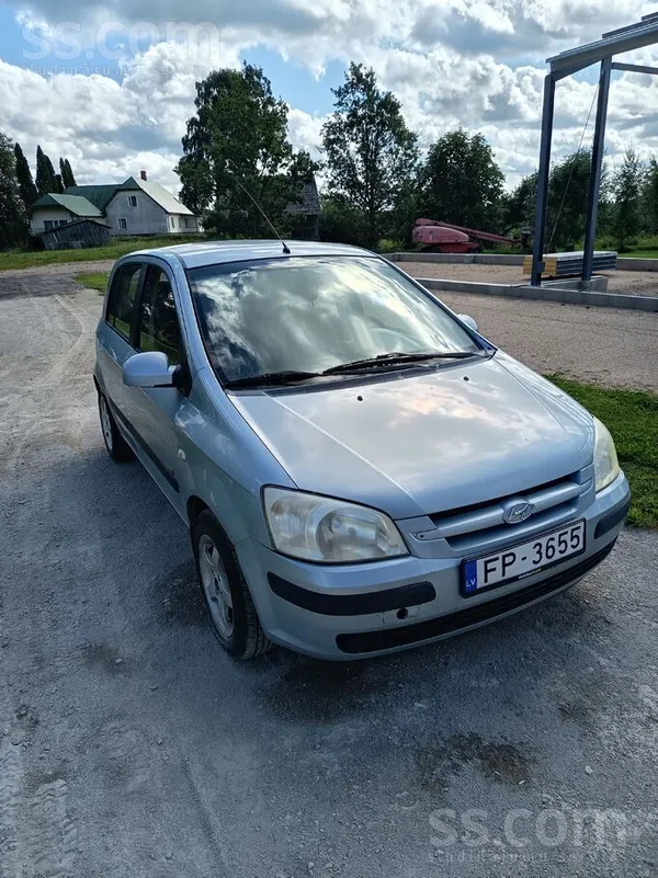 Hyundai Pardodas hunday getz. braukusi sieviete. auto kopt