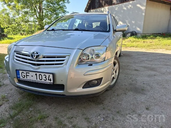 Toyota Tiek tirgota Toyota Avensis.