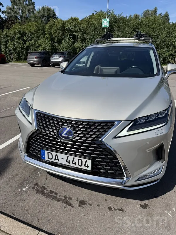 Lexus Uznemums piedavaja auto laba stavokli .Bez avarija