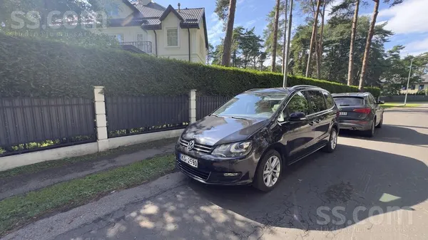 Volkswagen Ģimenes izmēra 7 sēdvietu Volkswagen Sharan minive