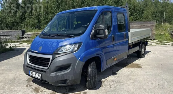Peugeot Peugeot Boxer ar dubultkabīni un borta platformu. 