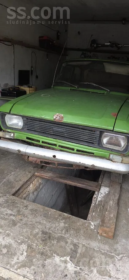Moskvich Bija ilgi stāvējis zem klajas debesa, izrauts no z