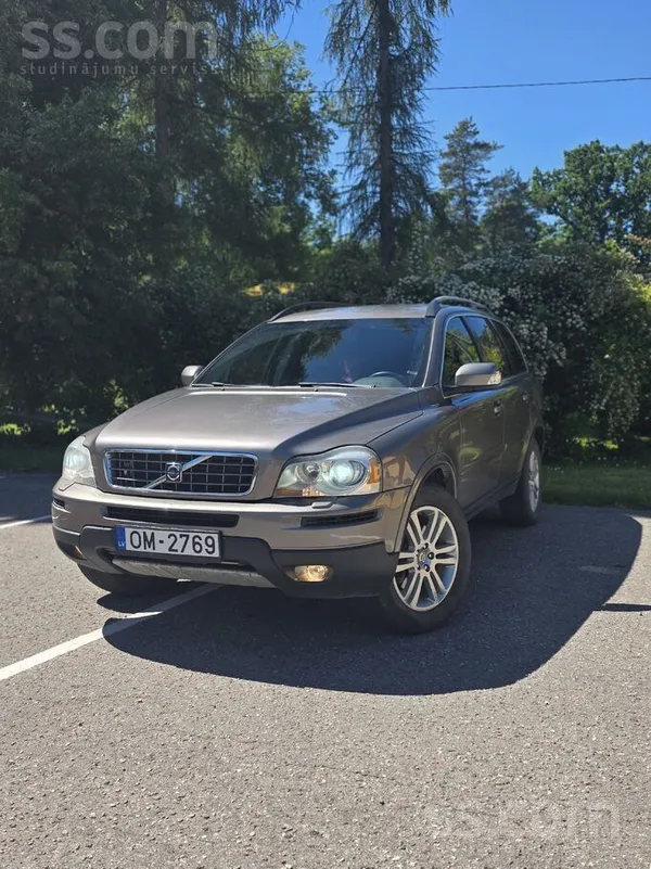 Volvo Pārdod uzticamu un ietilpīgu Volvo Xc90 2.4 dīzeli