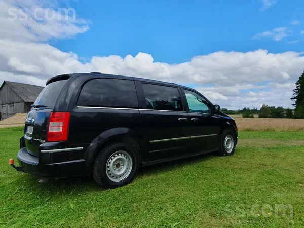 Chrysler Pārdošanā ģimenes auto Chrysler Grand Voyager.