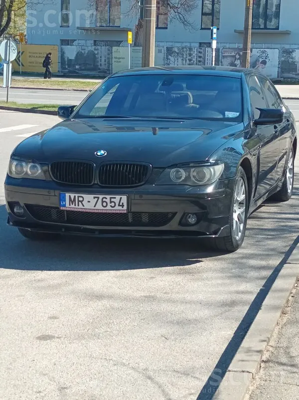 BMW Pardod. vai mainu uz motociklu čoperi. Auto labā s