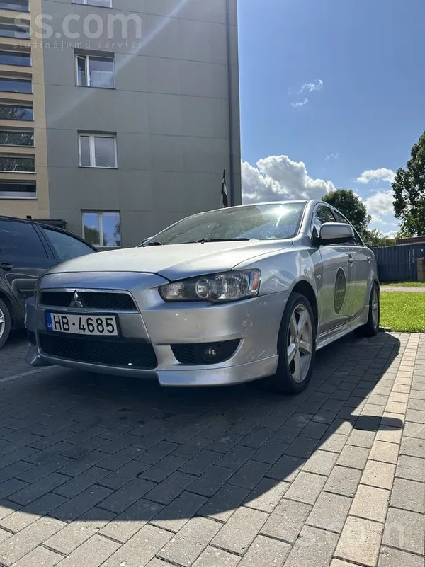 Mitsubishi Pārdodu Mitsubishi lancer. Ar auto braukusi sievie