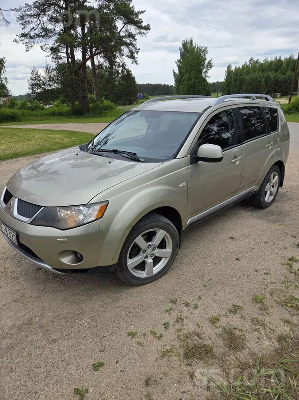 Mitsubishi Uzticams un ekonomisks pilnpiedziņas auto ar labo 