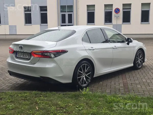 Pārdodu Toyota Camry 2023. gada automašīnu, kas iegādāta pie oficiālā Toyota